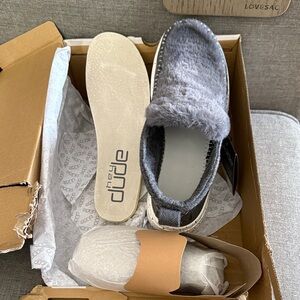 Hey Dude DANNY Women's Fuzzy Gray Slippers
Size: 7